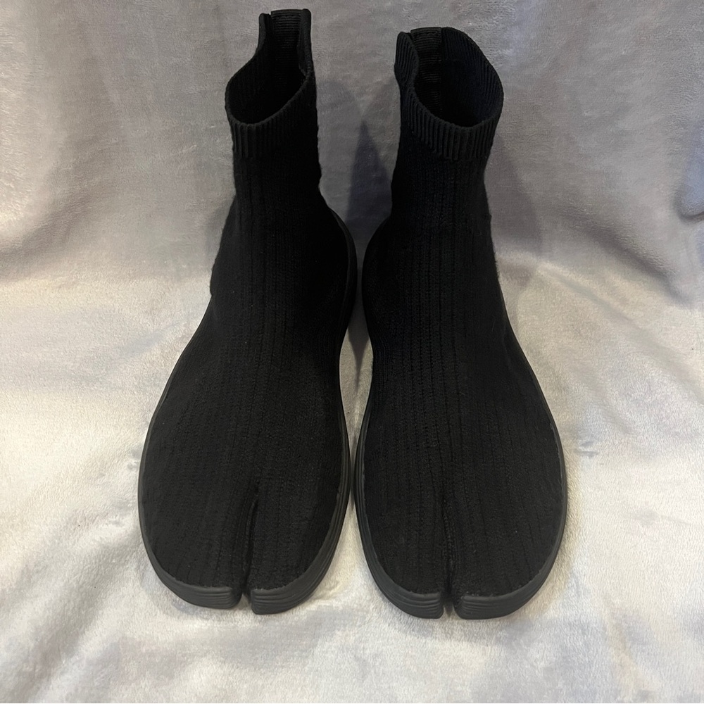 ILYSM Black Tabi Split-Toe Sneaker Sz 7